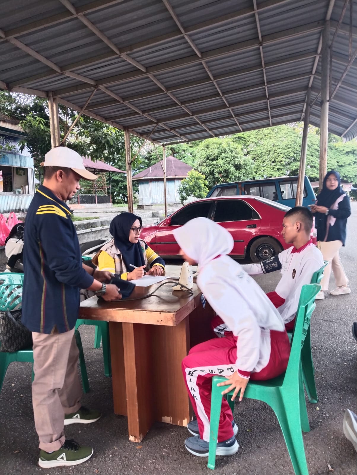Tim Medis Puskesmas Jua Gaek Siaga Piket P3K Latihan Paskibra di GOR Batu Tupang