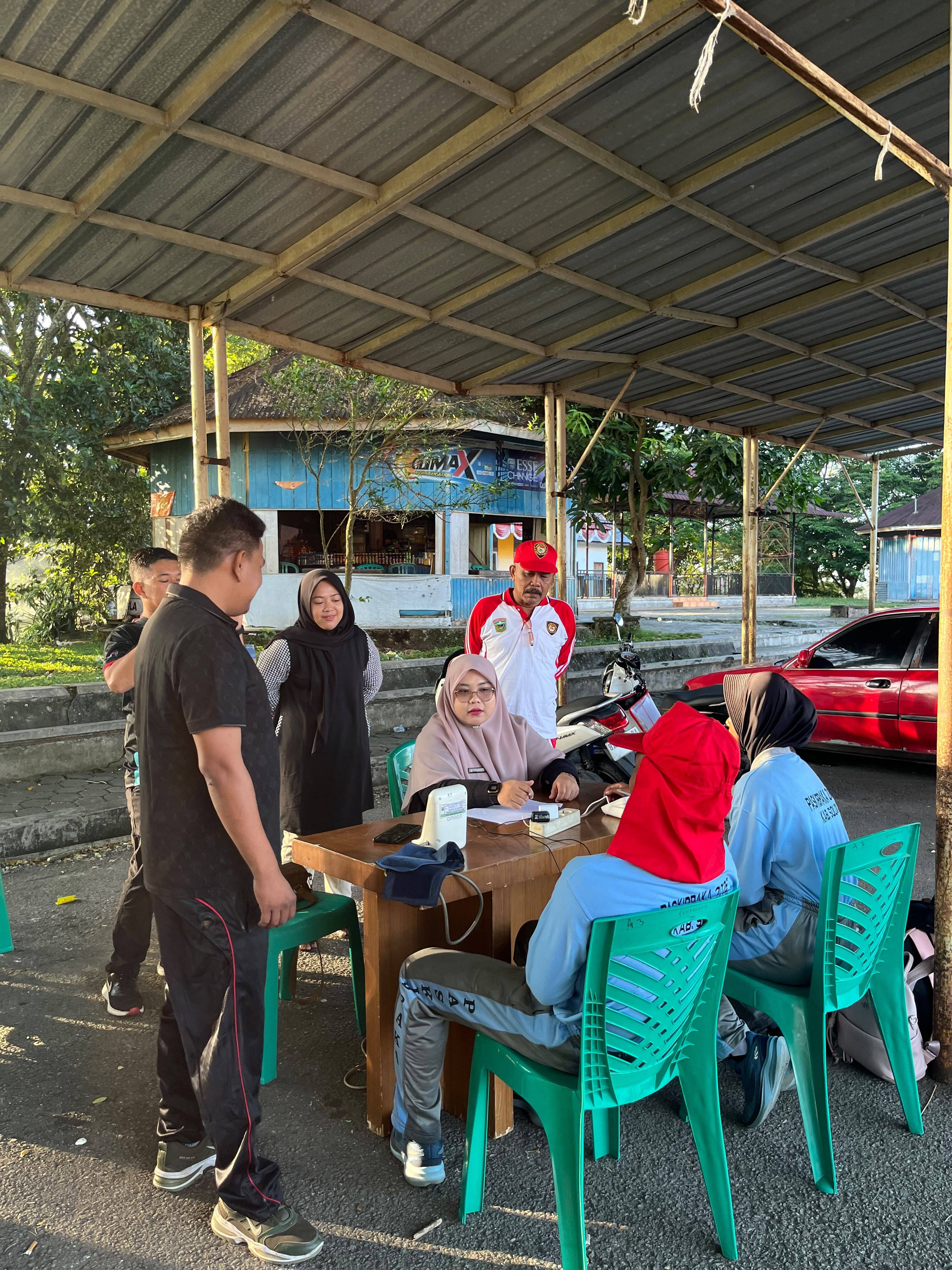 Tim Medis Puskesmas Jua Gaek Kawal Kesehatan Diklat Paskibra Kabupaten Solok di GOR Batu Tupang KE 2